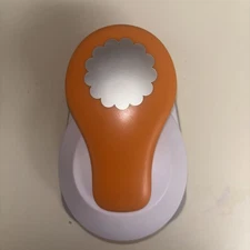 Fiskars Scalloped Circle Large Easy Squeeze Punch for Crafts and Paper