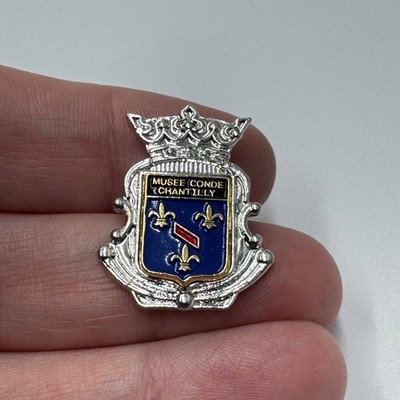 Vintage Musee Conde Chantilly France Heraldic Crest Silver Blue Lapel Pin Travel