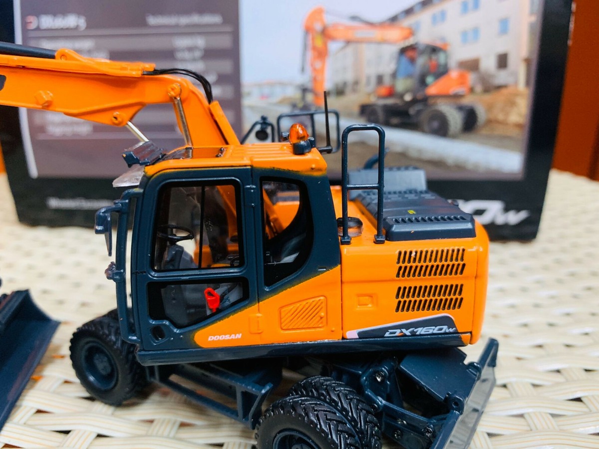 Doosan DX160W Wheeled Excavator UH8134 1/50 Scale Die-Cast