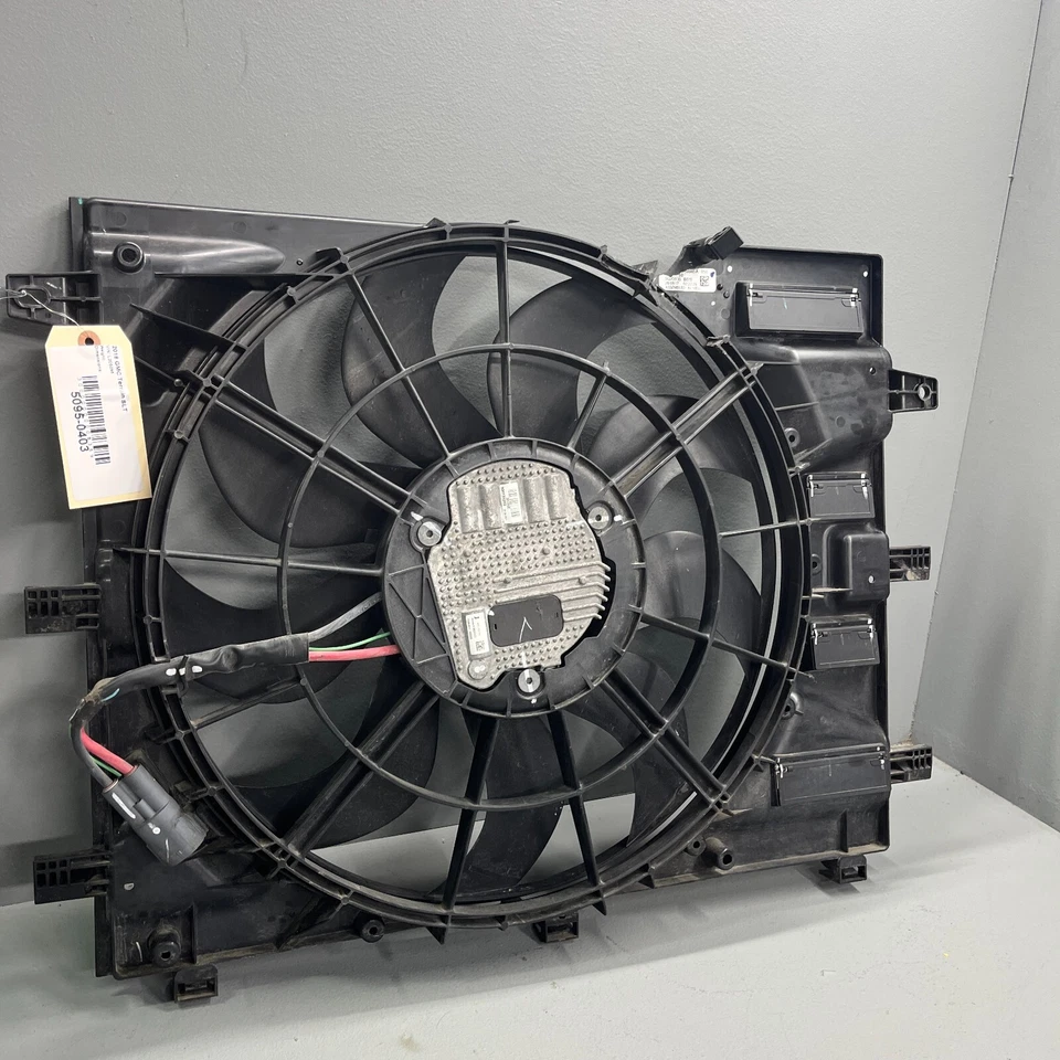 !DAÑADO! 18-19 GMC TERRAIN 2.0L RADIADOR REFRIGERACIÓN VENTILADOR CUBIERTA Y CUCHILLA Y MOTOR OEM Foto 2 de 4