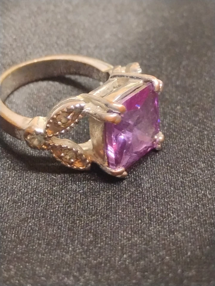 Коктейльное кольцо серебристого цвета с большим фиолетовым искусственным камнем в центре размер 7 - Изображение 3 из 4