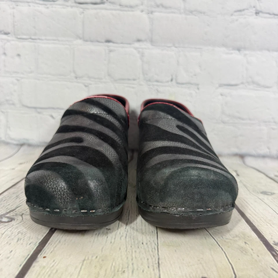 Zueco Sanita para mujer talla 8,5-9 EE. UU. 39 UE negro rojo Zabra zapato de enfermera cómodo sin cordones Foto 3 de 4