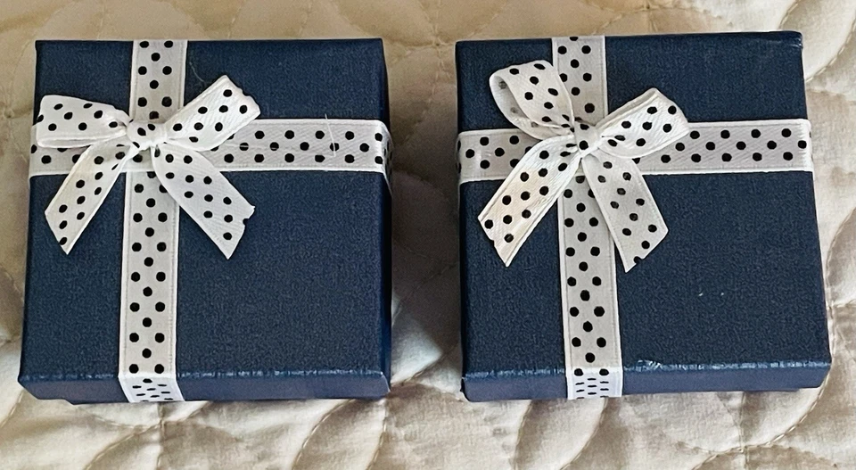 2 pares de brincos Kate Spade pérola branca falsa e pérola de prata com caixas - Imagem 2 de 4