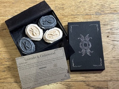 Hecate's Moon Wax Melts von Kiss the Saint London. 