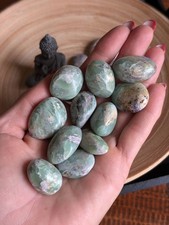1 pierre roulée en Bolivianite verte moyenne