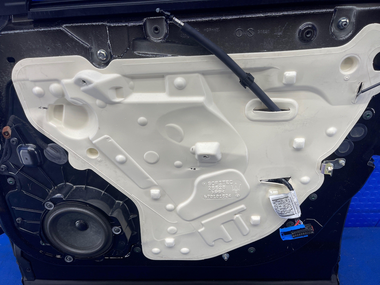 2017-2022 MASERATI LEVANTE OEM FRONT RIGHT DOOR **NO GLASS** NERO (820)