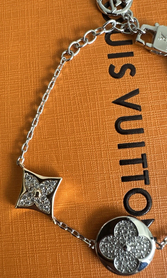 LOUIS VUITTON LV Icónico Brazalete de Plata con Logo Dorado y Rosa Flor de Trébol Usado en Excelente Condición Foto 4 de 4