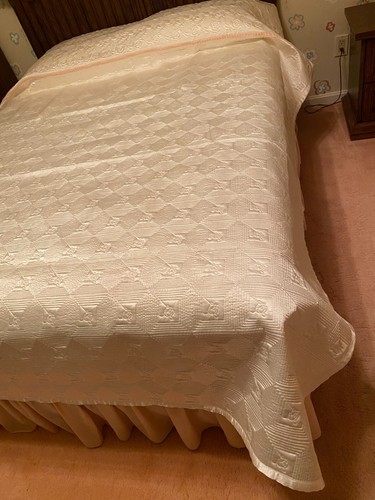 New Vintage Ivory/Cream Color Quilted Satin Floral Pattern Bedspread - Picture 12 of 23