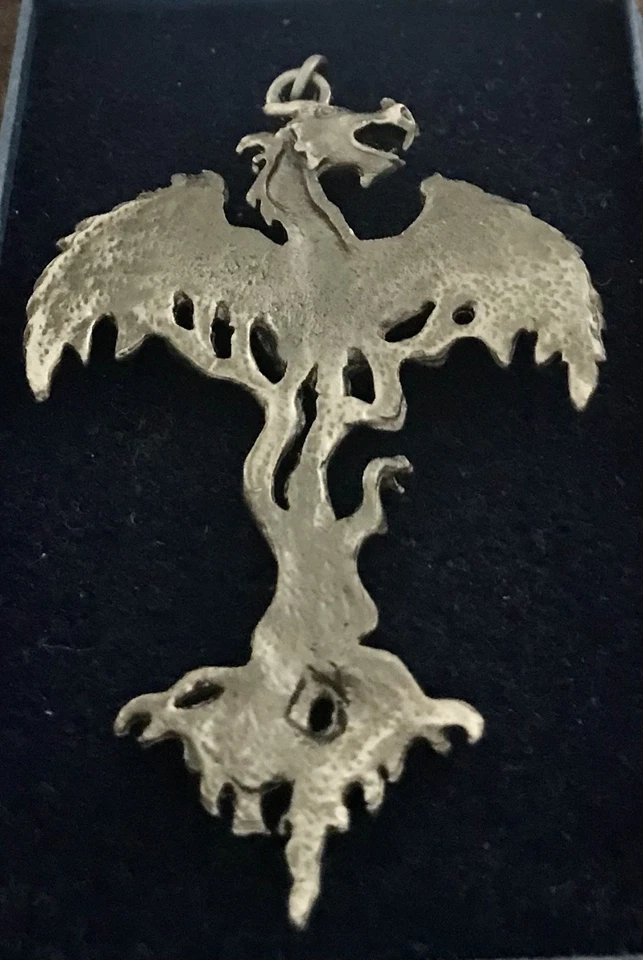 FABULOSO COLGANTE VINTAGE DE DRAGÓN DE PELTRE CON PIEDRA VERDE Foto 2 de 2