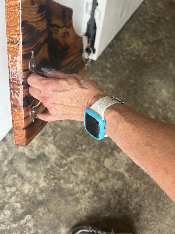 Tabla de comida/charcutería Pecky Cypress Foto 3 de 4