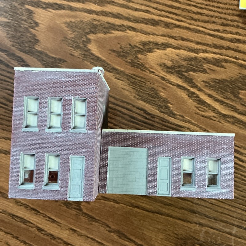 HO  scale brick building Factory/warehouse/Garage assembled painted DPM