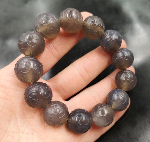 Brazalete elástico con cuentas de masaje con flores talladas en calcedonia gris genuino - Imagen 6 de 8