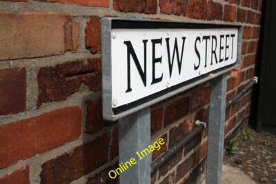 Foto 6x4 Benchmark von New Street Schild auf #86 North Parade Grantham Ordna c2014