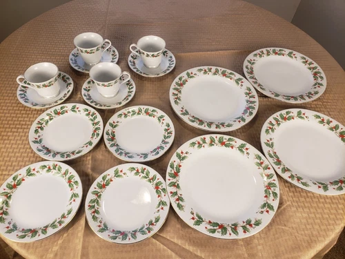 16pc Christmas CHINA PEARL Fine China NOEL Pattern Holly & Berries Service/4