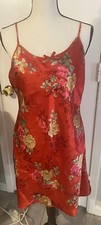 NWOT CINEMA ETOILE RED FLORAL SATIN SIZE MEDIUM NIGHTGOWN