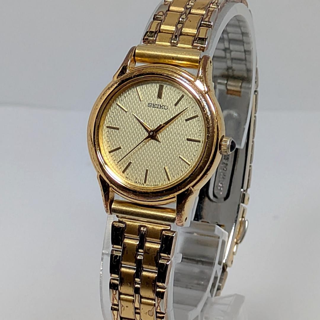 SEIKO V701-1930 Gold Round Women's Watch Quartz 24.5mm Analog From Japan