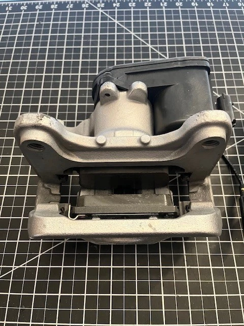 Nuevas pinzas traseras GM GMC Tahoe Escalade Yukon 2021-25 OEM cargadas Foto 4 de 4