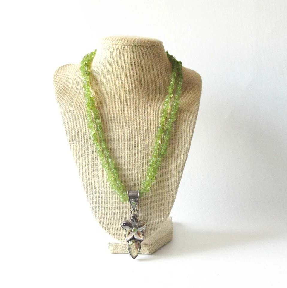 Peridot Chip Strand 项链带大号纯银贝壳花卉吊坠 — 第 2/4 张图片