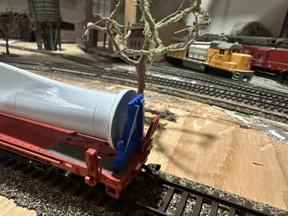 HO Scale Wind Turbine Blade Flat Car Load - Image 2 of 4