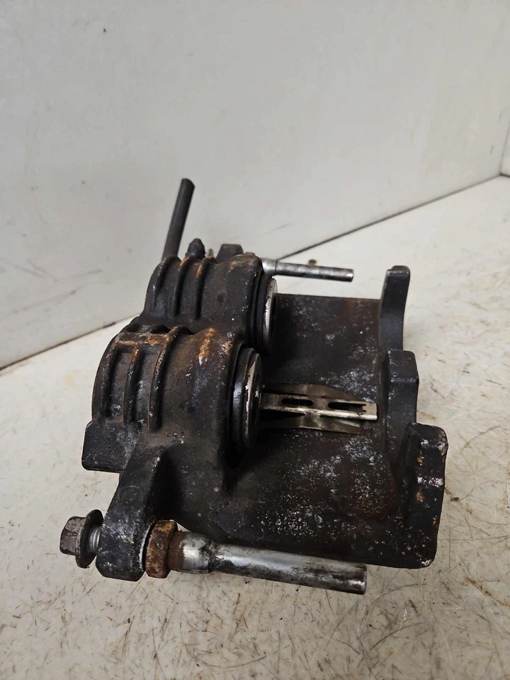 06-09 GMC ENVOY BLAZER 4,2 L Pinza delantera derecha con soporte lado pasajero Rh OEM Foto 2 de 4