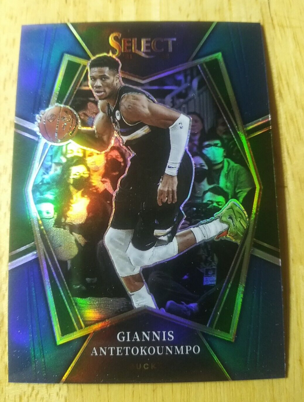 Giannis Antetokounmpo | 2021-22 Panini Select Premier Level Silver Prizm #140