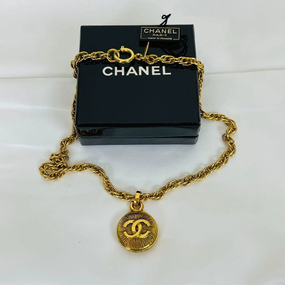 Collana con ciondolo CHANEL 3807 marchio COCO oro donna
