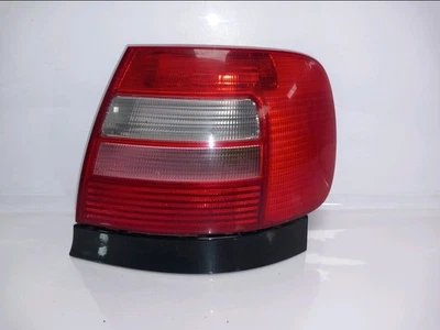 FEU ARRIÈRE DROIT Audi A4 Avant (B5) Combi 1.9 TDI (AFN) 1997 - Photo 1/2