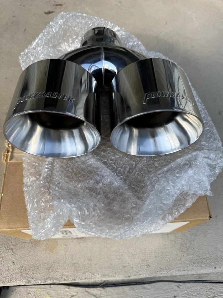 Punta de escape Flowmaster 15391 - Doble 4,00 pulgadas Corte angular pulido SS se adapta a 2,50 pulgadas. Foto 2 de 4