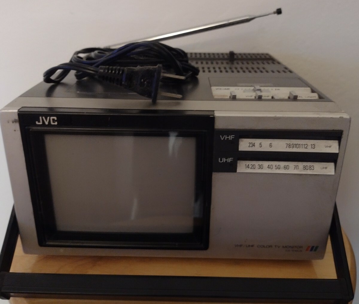 Moniteur télévision couleur VHF/UHF CX-610PF JVC vintage made