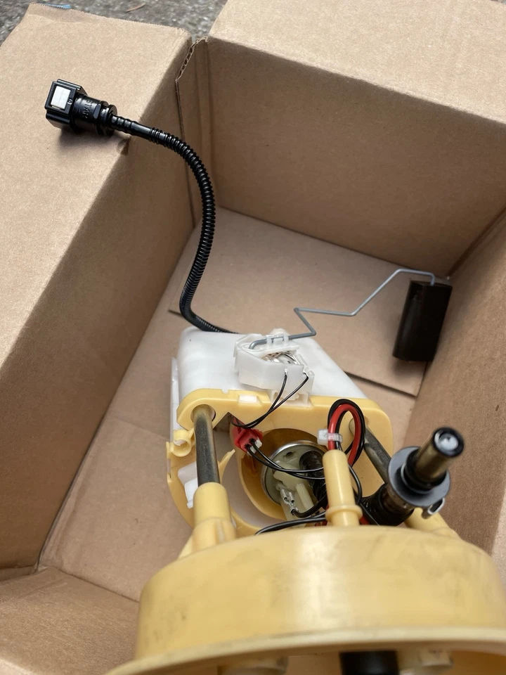 Conjunto de bomba de combustible Pierburg 78294PN 2010 BMW 335d 2009-2011 Foto 2 de 4