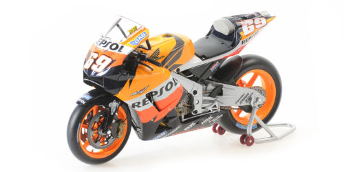 Minichamps 1:12 HONDA RC211V NICKY HAYDEN CON FIGURINA/BANDIERA CAMPIONE DEL MONDO 2006 - Foto 7 di 7