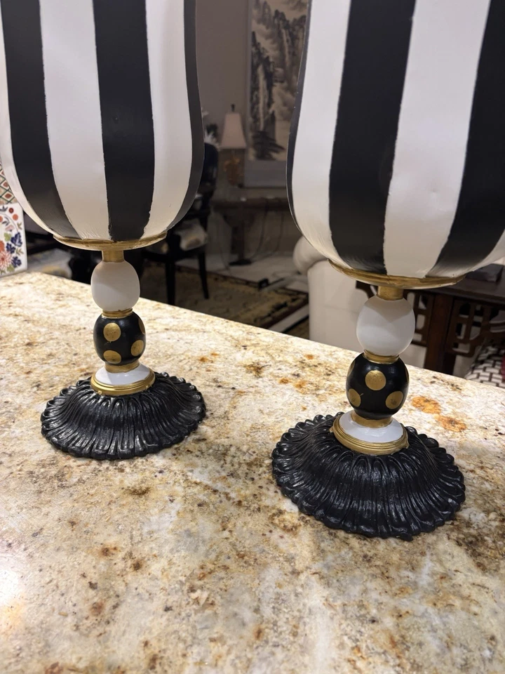 Elegante juego de 2 macetas/jarrones decorativos de metal a rayas blancas y negras Foto 3 de 4