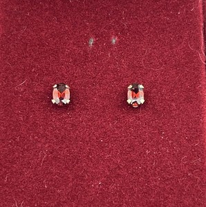 Vintage 10k Yellow Gold Garnet 6x4mm Stud Earrings 0.55 Grams