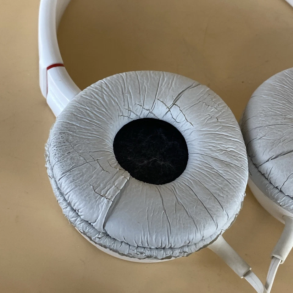 Auriculares estéreo Sony MDR-ZX100 blancos serie ZX modelo MDRZX100 probados sobre la oreja Foto 4 de 4