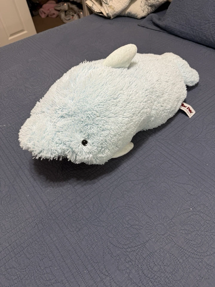 Travesseiro/brinquedo de pelúcia 26” Pillow Pets Originals Blue Dolphin Squeaky 2010 - Imagem 2 de 4