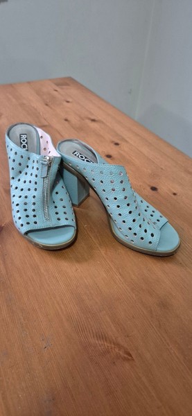 AS NEW Rochess leather mules size 38 au 7