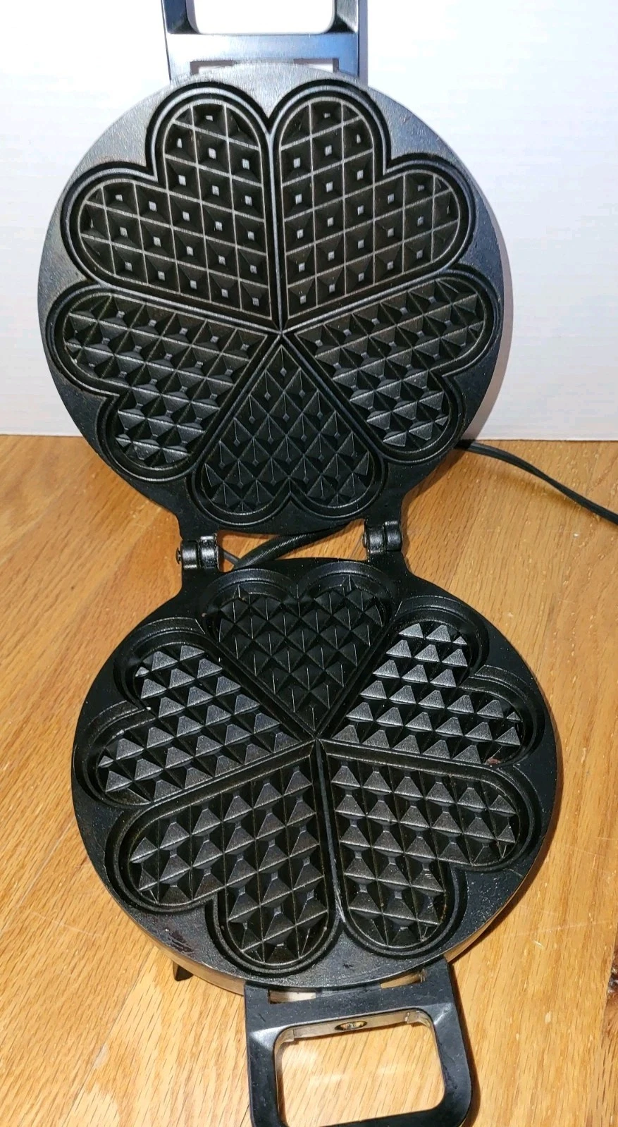 Vintage Vitantonio Five of Hearts Danish Pizzelle Waffle Maker Model 600 Chrome