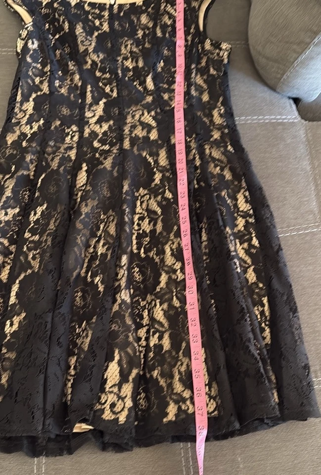 Vestido Gabby Skye Negro Floral Encaje Superpuesto Gorra Slv Calce Acampanado Talla 14 En muy buen estado/USADO EN EXCELENTE ESTADO Foto 4 de 4