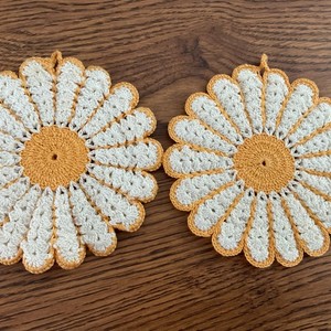 2 Vintage Crocheted Pot Holders Yellow & White Flower 5.5” Round