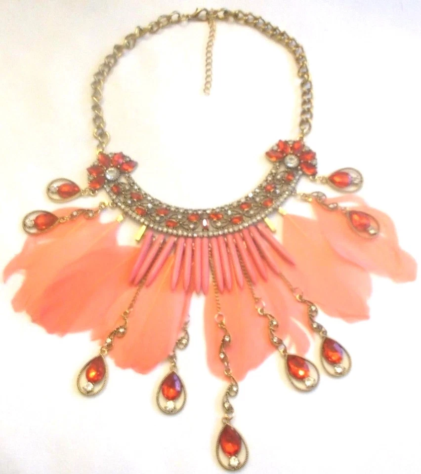 COLLAR LLAMATIVO ESTILO BOHEMIO GRANDE CON INCRUSTACIONES DE DIAMANTES DE IMITACIÓN, CRISTAL Y PLUMAS Foto 3 de 4