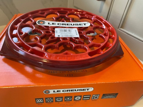 LE CREUSET TRIVET CAST IRON CERISE (RED) NEW/ORIGINAL BOX - Picture 8 of 10