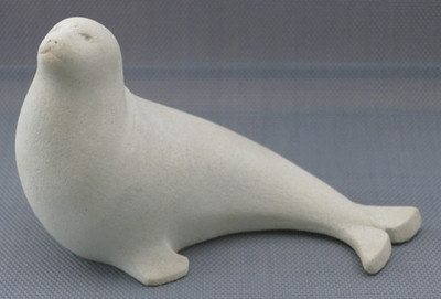 Robbe aus Stein Skulptur Marbell by Stone Art Belgium Steinfigur