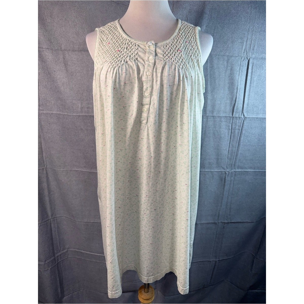 1263-Vintage Barbizon Sleeveless Cream Smocked Yoke Nightgown w/Subtle Speckle