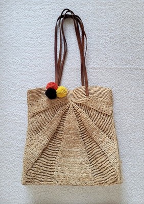 Sézane Moira Bast Tasche, beige mit braunen Ledergriffen, mehrfarbige Bommeln