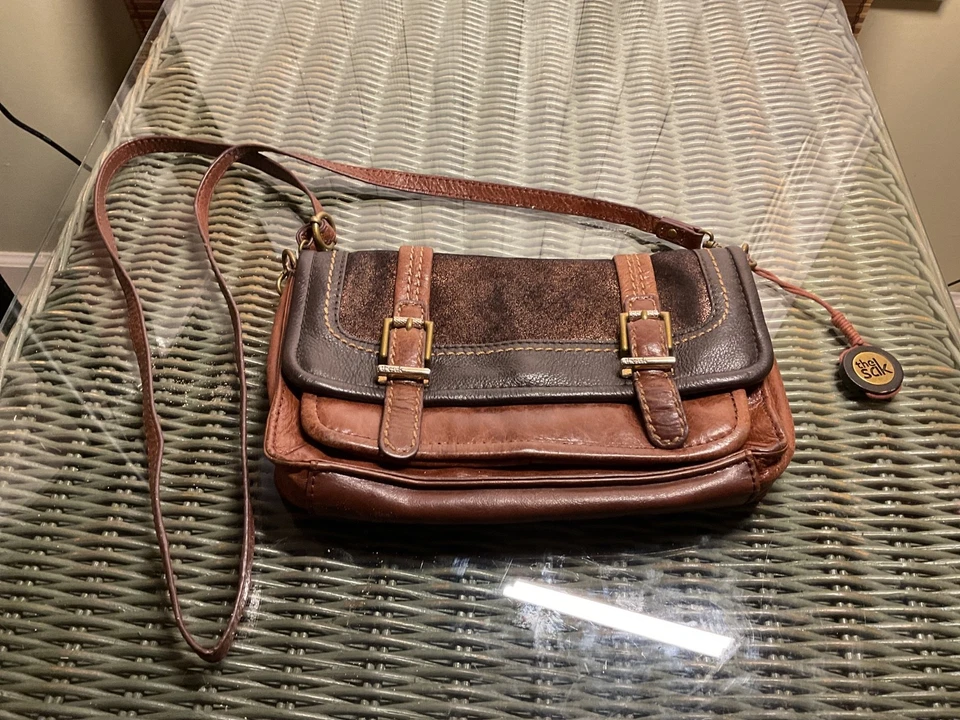 Bolso Bandolera The Sak Cuero Esmaltado Color Cobre Marrón Hebilla Borde Usado en Excelente Condición Foto 3 de 4