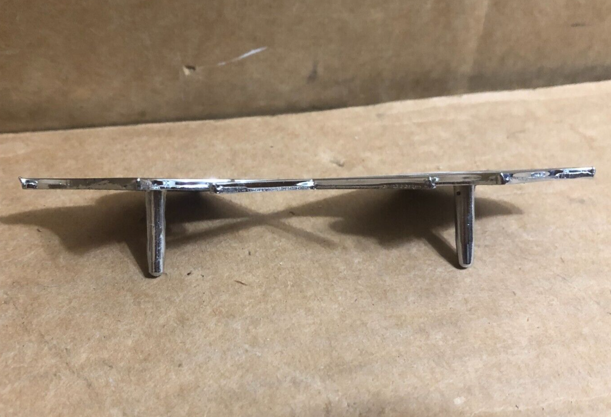 GM 1957-1960 Chevrolet Corvette Crossed-Flags Emblem 3767507 old