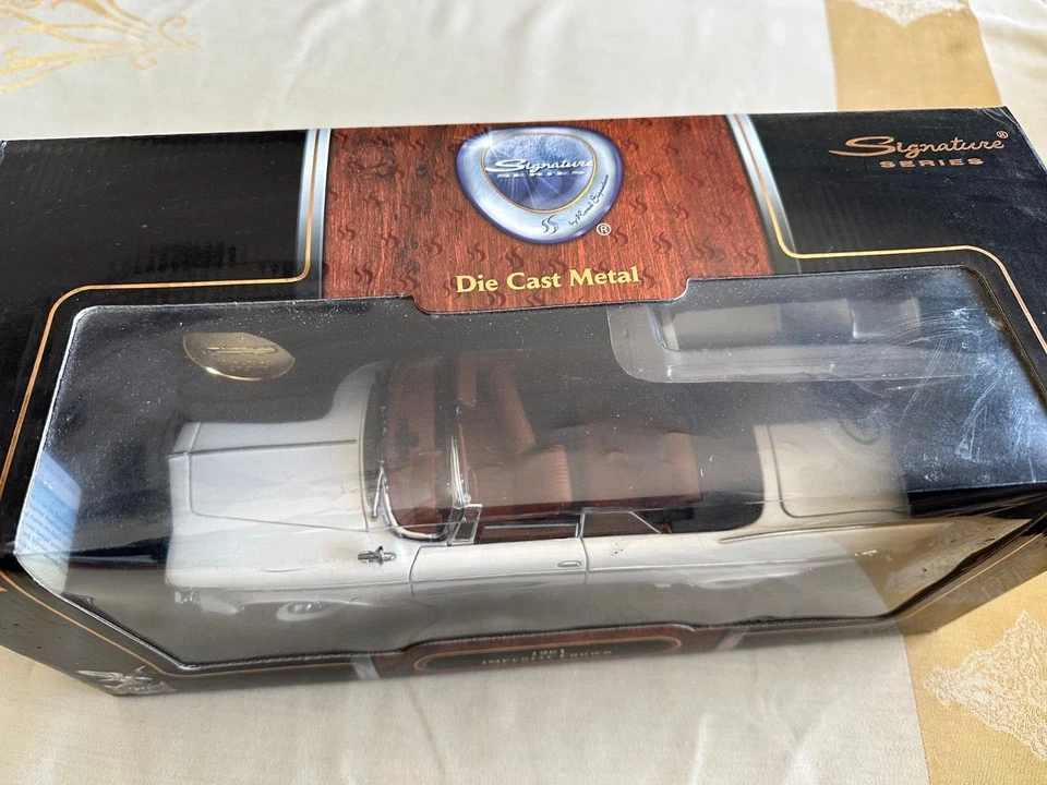 Yat Ming 1961 Crown Victoria Die Cast Metal 1:18 Foto 2 de 4