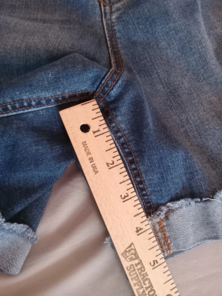 Falls Creek Mujer Talla 22 Reg. Pantalones cortos de mezclilla con puños y entrepierna de 5" lavado mediano Foto 3 de 4