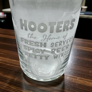 HOOTERS Restaurant The Home of Fresh Servers SPICY BEER PRETTY WINGS GLASS CUP