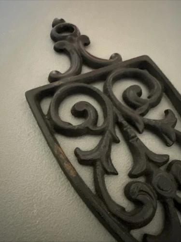 Vintage Griswold Decorative Cast Iron Trivet No 1725 - product listing photo